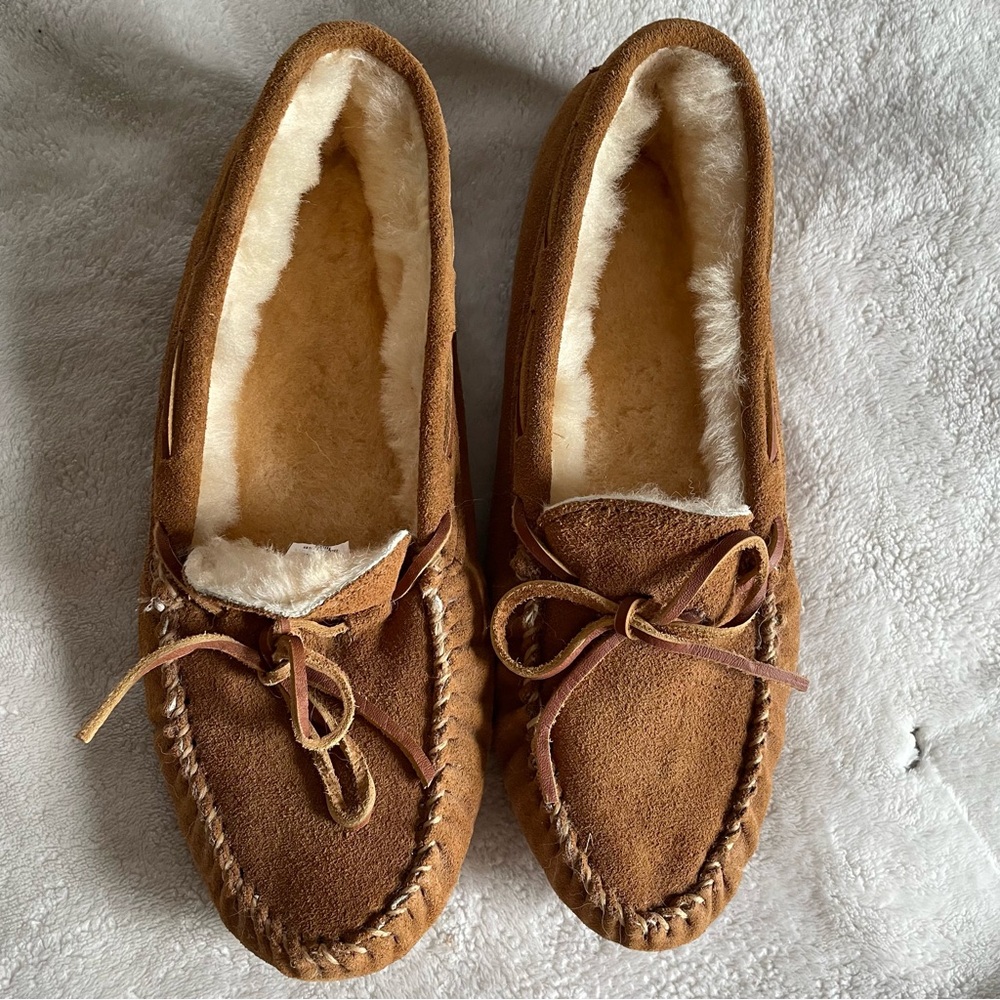 New Minnetonka Brown Suede Moccasin Slippers